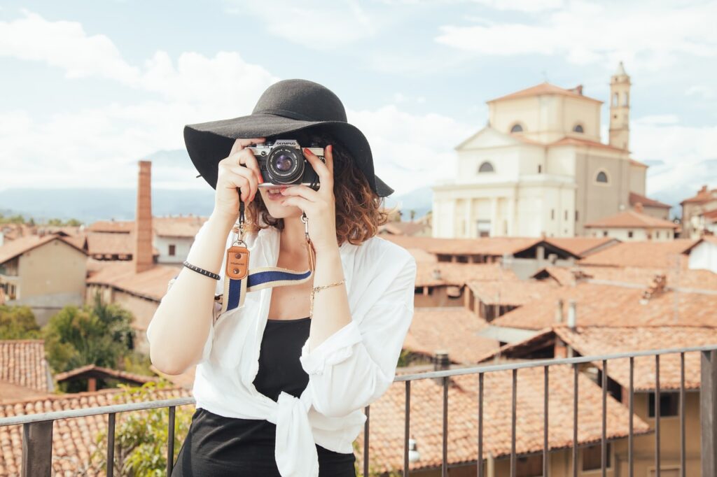 GLI ENOTURISTI CERCANO SEMPRE PIÚ CULTURA E BENESSERE GLI ENOTURISTI CERCANO SEMPRE PIÚ CULTURA E BENESSERE